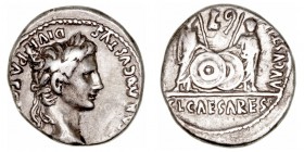 Augusto
Denario. AR. (27 a.C.-14 d.C.). A/Cabeza laureada de Augusto a der., alrededor ley. R/Cayo y Lucio césares, con escudos y útiles de sacrifici...