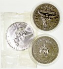Canadá 
AR. Lote de 3 monedas. Dólar 1975 y 1982, 5 Dólares 2002 (oz 999 mil). SC a EBC-.