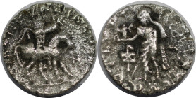 Griechische Münzen, INDO - SKYTHEN. Azes I/II, ca. 35-12 v. Chr. Drachmen (1,94 g. 14,5 mm). Vs.: König zu Pferd n. r. Rs.: Zeus mit Szepter und Nike ...
