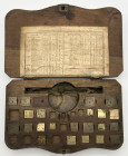 Bilancia d'epoca contenente pesi monetali vari, proveniente dalla Stamperia di Vincenzo Bianco Torino; Fabbricata presso i fratelli Cometti Torino - d...