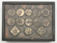 Scatola in legno (moderna) con affisse riproduzioni di antiche monete di area germanica - gr. 712; 28x21x5,5 cm

SPEDIZIONE SOLO IN ITALIA - SHIPPIN...
