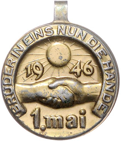 Ausgaben der DDR. 
FDGB. 
1.-Mai-Abzeichen 1946, Eisenblech goldfarben, 30 mm,...