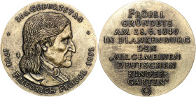 Deutsche Medaillen. 
Personenmedaillen. 
Fröbel, Friedrich (1782-1852). Bronzegussmed. 1982, v. Wolfgang Günzel (Guss bei Füssel, Berlin), auf seine...