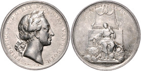 Ausländische Medaillen. 
Dänemark. 
Silbermed. 1766, v. Johan Henrik Wolff, auf den Tod des Königs Frederik V., belorb. Bü. re./trauernde Dänemark v...