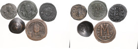 Byzantinische Münzen. 
Lots. 4 verschied. Bronzen, dabei drei Folles von Justinianus I. (2x Mzst. Konstantinopel, 1x Mzst. Kyzikos), sowie ein Billon...
