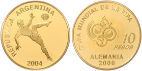 Argentinien. 
10 Pesos 2004, GOLD (6,75 g 999 f.), Fußball-WM 2006 in Deutschland. Schön&nbsp;145, KM&nbsp;147, Fb.&nbsp;26. in Kapsel, mit Echtheits...