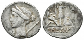 Julio César. Denario. 44 a.C. Galia. (Ffc-12). (Craw-468/2). (Cal-646). Anv.: Cabeza diademada de Venus a izquierda, delante cupido y lituo, detrás ce...