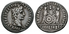 Augusto. Denario. 7-6 a.C. Lugdunum. (Ffc-22). (Ric-207). (Cal-855). Rev.: Cayo y Lucio en pie de frente con sendos escudos, encima símpolo y lituo en...