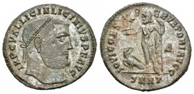 Licinio I. Follis. 313 d.C. Heraclea. (Spink-15240). (Ric-541). Rev.: IOVI CONSERVATORI AVGG. Júpiter en pie a izquierda con Victoria sobre globo y ce...