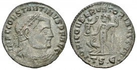 Constantino I. Follis. 312-13 d.C. Tesalónica. (Spink-15972). (Ric-519). Rev.: IOVI CONSERVATORI AVGG NN. Júpiter en pie a izquierda con cetro y Victo...