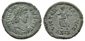 Teodosio I. 1/2 centenional. 384-387 d.C. Siscia. (Spink-20570). (Ric-39b). Rev.: VICTORIA AVGGG. Victoria avanzando con palma y guirnalda, en exergo ...