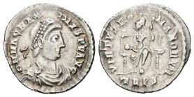 Máximo Magnus. Silicua. 384-8 d.C. Treveri. (Spink-20644). (Ric-84b-c). Rev.: VIRTVS ROMANORVM. Roma entronada a izquierda con globo, cetro, lanza. Ag...
