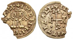 Egica y Witiza (698-702). Tremissis. Emerita (Mérida). (Cnv-580.31 variante). Au. 1,04 g. Tiene la particularidad de ser diferente el anagrama central...