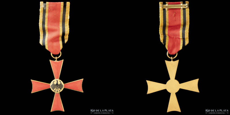 Alemania Federal. 1951. Cruz Federal al Mérito. Metal dorado esmaltado; 53mm; 21...