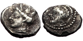 Obol AR
Cilicia, Tarsos, 4th century BC / Female head left, wearing tripartite crown, Helmeted and bearded head of warrior (Ares?) left
10 mm, 0,62 ...