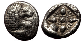 Diobol AR
Ionia, Miletos AR Diobol, c. 520-450 BC, Forepart of roaring lion to left, head reverted / Stellate pattern within incuse square
10 mm, 1,...