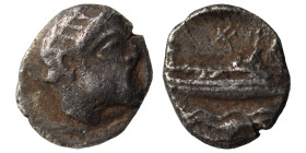 Obol AR
Phoenicia, Arados, c. 380-350 BC, laureate head of Ba'al-Arwad to right, Galley right over waves
9 mm, 0,81 g