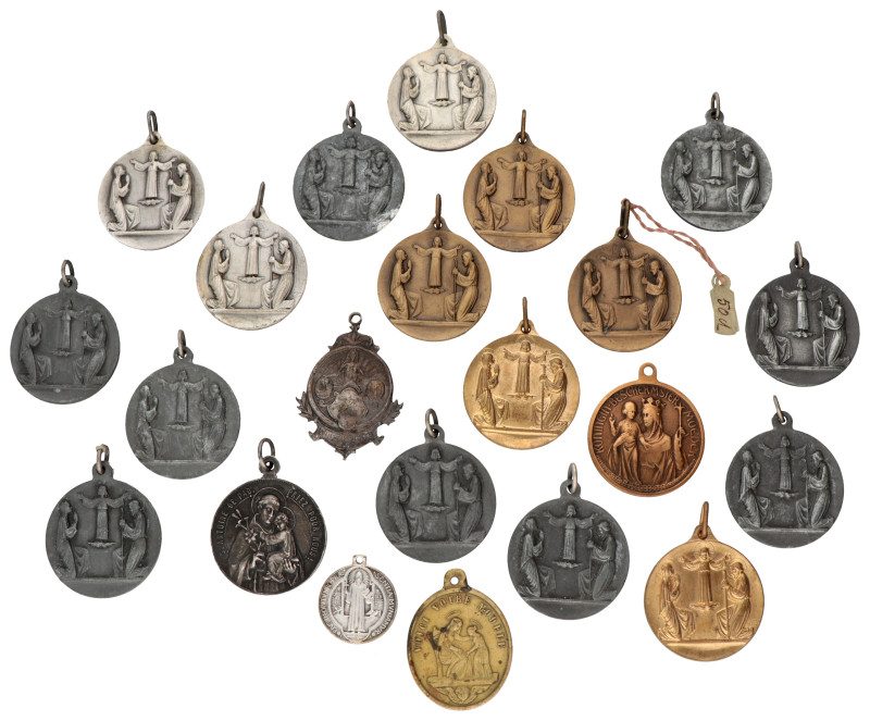 Nederland. Lot (22) Devotionele penningen.
Een van zilver. Veel van de Aartsbro...