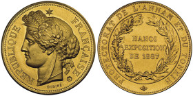 INDOCHINE FRANCAISE , IIIe République
Annam-Tonkin, médaille en or, exposition d'Hanoï, 1887, AU 55.92 g. 41 mm, poinçon corne d'abondance
Avers : REP...