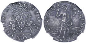 Leone X 1513-1521
Giulio, Ravenna, AG 4.37 g.
Avers : LEO X PONTIFEX M Stemma sorretto da due leoncini , sormontato da chiavi decussate con cordone e ...
