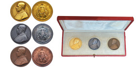 Pio XII 1939-1958
Coffret contenant 3 Médailles en or, argent et bronze An. XX (1958), AU 60.08 g. 44 mm
Opus : A. Mistruzzi
Avers : PIVS XII PONTIFEX...