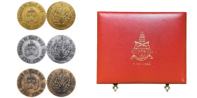 Paolo VI 1963-1978
Coffret contenant 3 médailles en or, argent et bronze, AU 51.75 g. 44 mm Opus : L. Scorzelli Avers : PAULUS. VI. PONT. MAX. UN. 4. ...