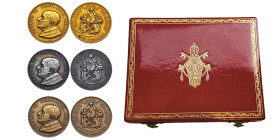 Paolo VI 1963-1978
Coffret contenant 3 médailles annuelles en or, argent et bronze, 1966, AN IV, AU 65.74 g. 41g.
44 mm., Opus : L. Minguzzi
Avers : P...