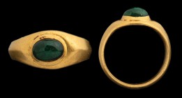 A roman emerald bezel in an ancient gold ring. Gem of a very rounded cabochon cut 1st-2nd century A.D.
Stone 6 x 5 mm; ring diam. 16,5 mm; gr. 6,50.