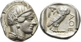 ATTIKA. ATHEN. Tetradrachme ø 26mm (17.21g). ca. 430er - 420er Jahre v. Chr. Vs.: Kopf der Athena mit attischem Helm, verziert mit drei Olivenblättern...