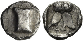 NORD-PERSIEN. Sophytes, ca. 240 - 235 v. Chr. Sophytes, ca. 240 - 235 v. Chr. Obol ø 9mm (0.58g). Vs.: Kalathos. Rs.: Eule mit zwei Körpern. HGC 12, 1...