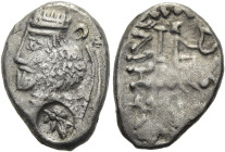 INDO-PARTHER. Margiana oder Sogdiana. Drachme ø 19mm (3.40g). 1. Jh. n. Chr. Vs.: Drapierte Büste des Vardanes I. mit Diadem n. l., gegengestempelt mi...