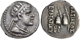 KÖNIGREICH BAKTRIEN. Eukratides I. Megas, ca. 170 - 145 v. Chr. Eukratides I. Megas, ca. 170 - 145 v. Chr. Obol ø 11mm (0.69g). ca. 170 - 163 v. Chr. ...