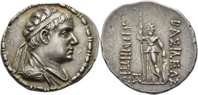 KÖNIGREICH BAKTRIEN. Demetrios II., ca. 150 - 145 v. Chr. Demetrios II., ca. 150 - 145 v. Chr. Tetradrachme ø 34mm (16.77g). Vs.: Drapierte Büste mit ...
