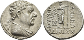 KÖNIGREICH BAKTRIEN. Heliokles I. Dikaios, ca. 145 - 130 v. Chr. Heliokles I. Dikaios, ca. 145 - 130 v. Chr. Tetradrachme ø 30mm (16.89g). Vs.: Drapie...