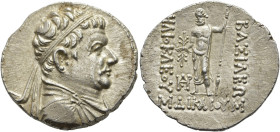 KÖNIGREICH BAKTRIEN. Heliokles I. Dikaios, ca. 145 - 130 v. Chr. Heliokles I. Dikaios, ca. 145 - 130 v. Chr. Tetradrachme ø 31mm (16.92g). Vs.: Drapie...
