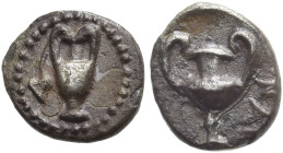 KILIKIEN. NAGIDOS. Obol ø 10mm (0.59g). 4. Jh. v. Chr. Vs.: Amphore, aus der ein Efeublatt hängt. Rs.: NA; Kantharos. SNG BN 19 (Var.); SNG Levante - ...