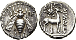 PHÖNIZIEN. ARADOS. Drachme ø 18mm (4.07g). 170 - 169 v. Chr. Vs.: Biene zwischen Jahreszahl u. Monogramm. Rs.: ΑΡΑΔΙΩΝ, rechtshin stehender Hirsch vor...