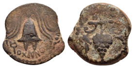 JUDAEA. Herodians. Herod II Archelaus.(4 BCE-6 CE).Jerusalem.Ae.

Obv : ΗΡWΔΟΥ.
Bunch of grapes and vine leaf on stem.

Rev : ЄΘΝΑΡΧΟΥ.
Crested helmet...
