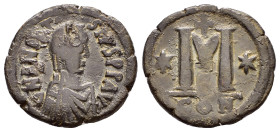 JUSTIN I (518-527). Follis. Constantinople.

Obv : D N IVSTINVS P P AVG.
Diademed, draped and cuirassed bust right.

Rev : Large M; star to left and r...