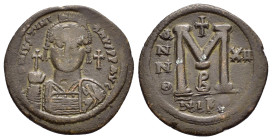 JUSTINIAN I (527-565). Follis. Nicomedia.

Obv : D N IVSTINIANVS P P AVG.
Helmeted and cuirassed bust facing, holding globus cruciger and decorated sh...