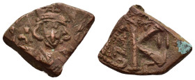 TIBERIUS III APSIMAR (698-705). Constantinople. Follis.

Obv : D TIBЄRIUZ PЄ AV.
Crowned and cuirassed bust facing, holding shield and spear.

Rev : L...