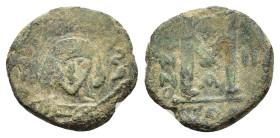 TIBERIUS III APSIMAR (698-705). Constantinople. Follis.

Obv : D TIBЄRIUZ PЄ AV.
Crowned and cuirassed bust facing, holding shield and spear.

Rev : L...