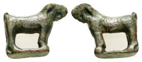 ANCIENT ROMAN BRONZE DOG STATUETTE.(1st - 2nd Century).Ae.

Condition : Good very fine.

Weight : 15.67 gr
Diameter : 28 mm
