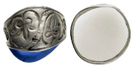 ANCIENT ROMAN SILVER RING.(1st-2nd century).Ae.

Condition : Good very fine.

Weight : 2.95 gr
Diameter : 21 mm