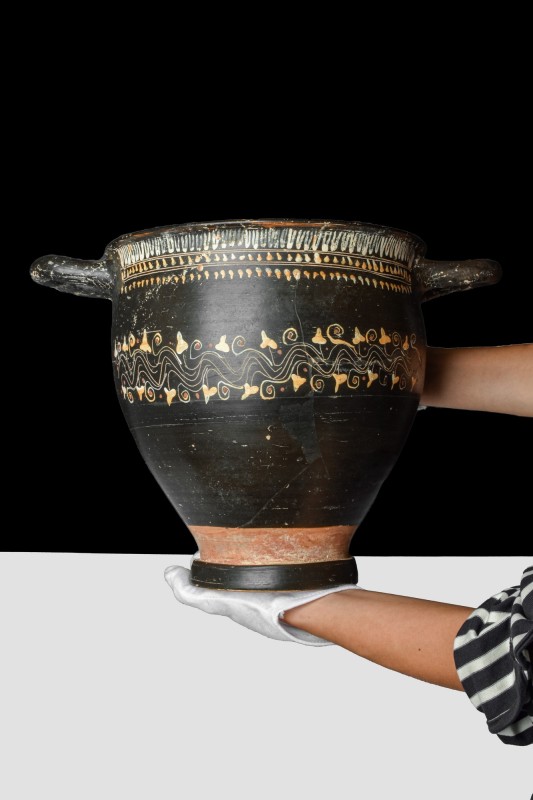 Ca. 300 BC.
A finely modelled skyphos from the Gnathia region of Magnia Graecia...
