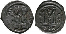 Iustinus II. 565-578. Bronze-Follis -Constantinopolis-. Justinus und Sophia frontal thronend / Großes M, darüber kleines Kreuz zwischen Schrift und Be...