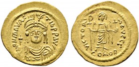 Mauricius Tiberius 582-602. Solidus 583/84-602 -Constantinopolis-. 3. Offizin. Gepanzerte Büste von vorn mit Helm und Kreuzglobus / Engel von vorn ste...