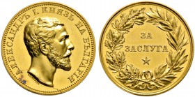 Bulgarien. Alexander I. 1879-1886. Goldene Verdienstmedaille o.J. (verliehen 1883-1886) -Stuttgart-. Stempel von Karl Schwenzer. Ältere Büste des Fürs...