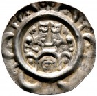 Augsburg, Bistum. Hartwig II. von Hirnheim 1202-1208. Brakteat. Zwei einander zugewandte Leoparden über einem Dreibogen, im mittleren Bogen Kopf von v...