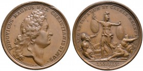 Baden-Französische Medaillen mit Bezug zu Baden. Bronzemedaille 1681 von Mauger, auf die Unterwerfung von Straßburg und Casale. Büste des Königs nach ...